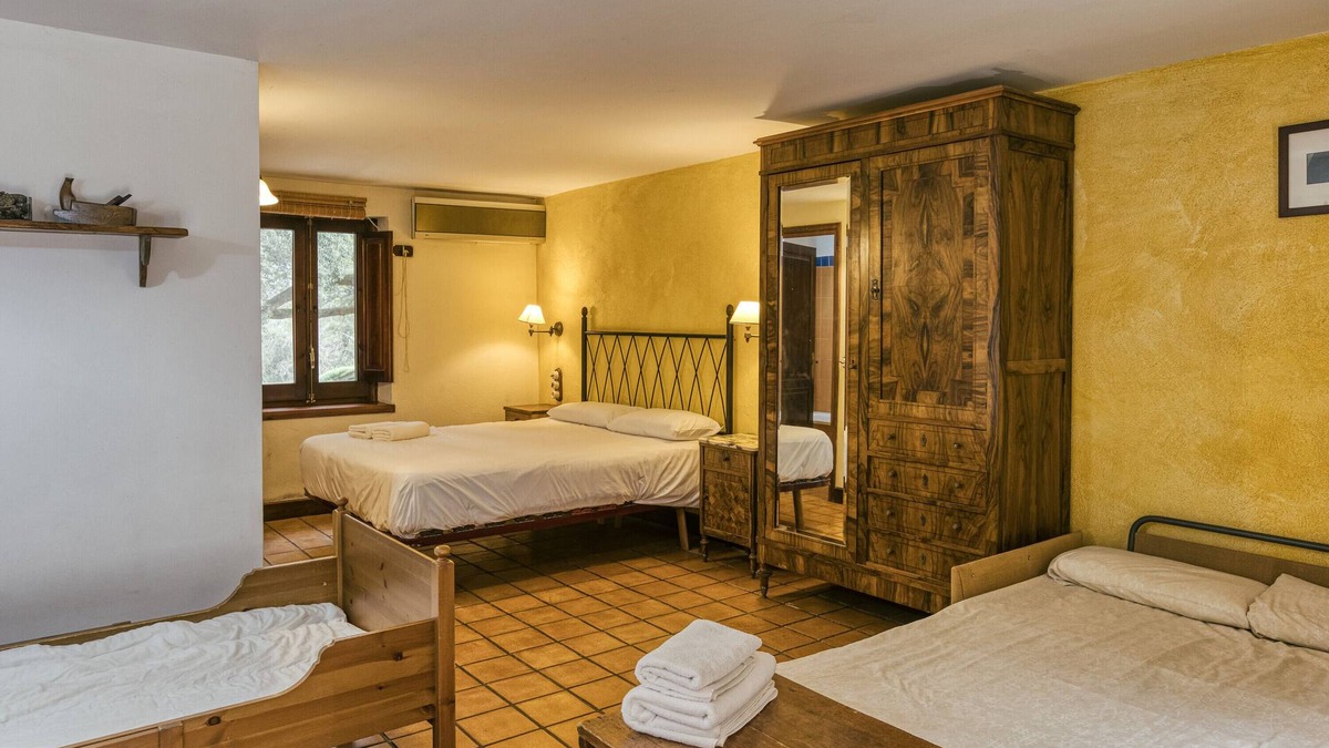 Pujals dels Pagesos Apartment | Room 'Xaloc' with Shared Pool, Wi-Fi and Air Conditioning