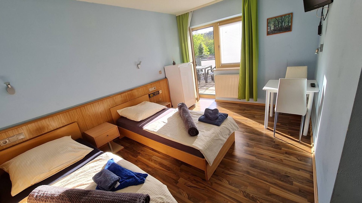 Markt Erlbach Apartment | Room 'Zimmer 10' with Shared Terrace, Shared Garden and Wi-Fi
