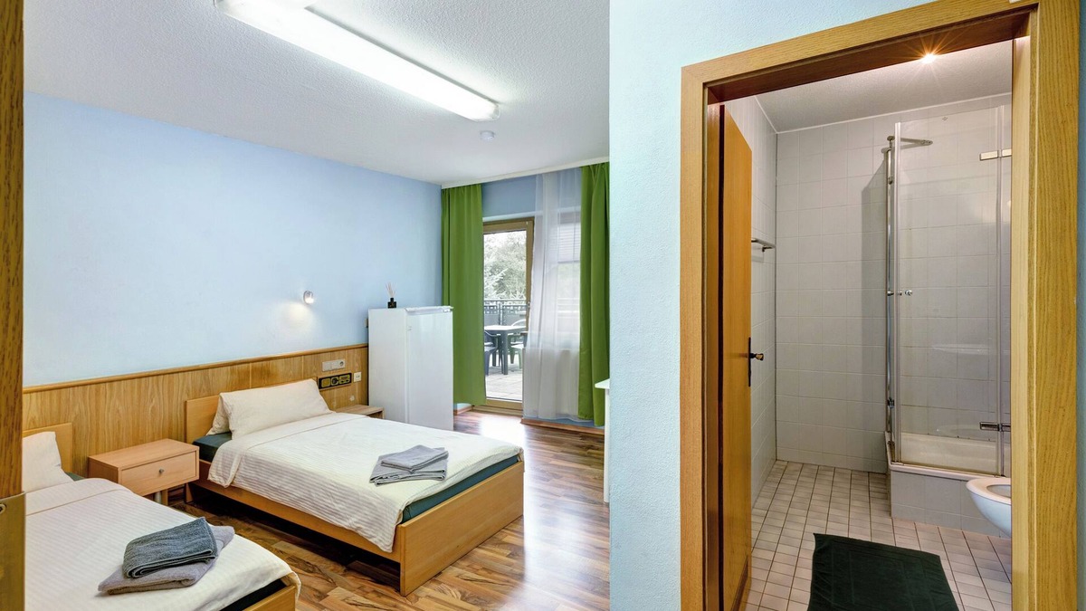 Markt Erlbach Apartment | Room 'Zimmer 18' with Private Terrace, Shared Garden and Wi-Fi