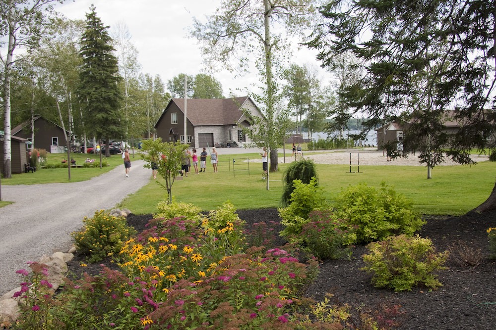 Larouche House | Rooms Nature on the Lakefront Kénogami