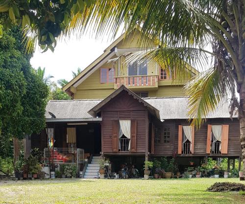 Batu Kikir House | Roomstay "Ghumah Uwan"