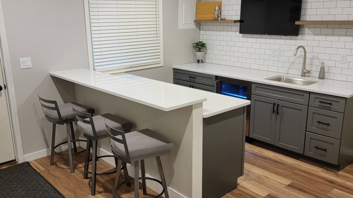 Coralville House | Roomy 3 Story Duplex Close To Mall, Restaurants, UI Hospital and Sport Arenas