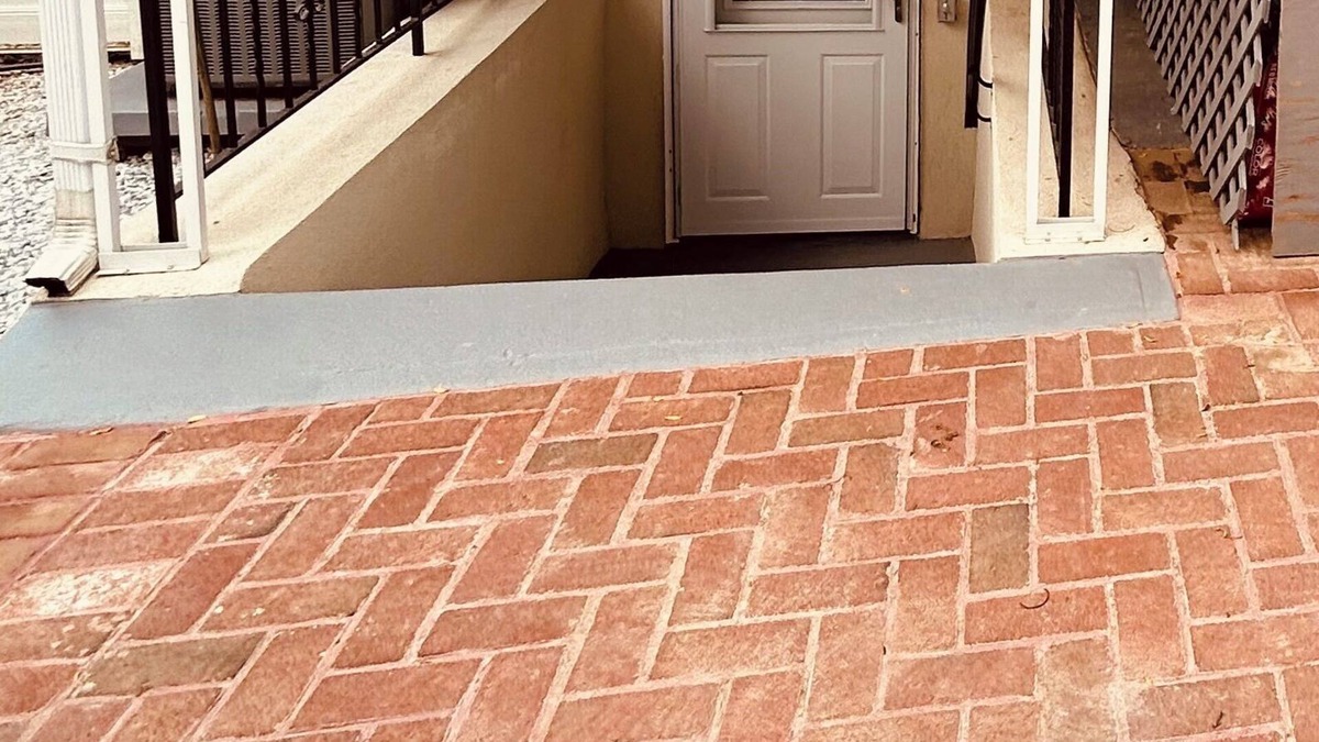 Arden Heights Apartment | Roomy garden apartment close to hospitals, shopping and transportation!