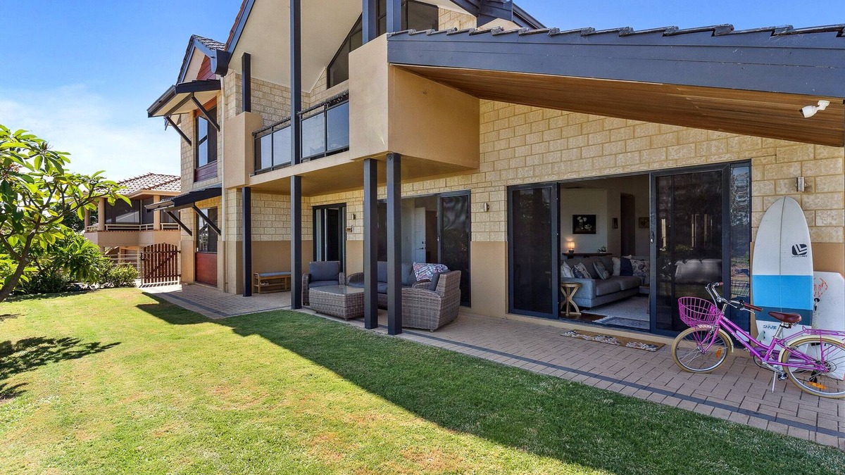 Falcon House | Roomy Holiday House Perfect for Families - Across from a Beautiful Beach!