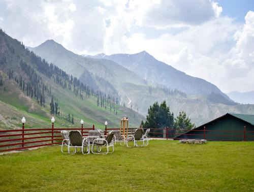 Azad Kashmir Hotel | Roomy Mountain Top Resort, Batakundi