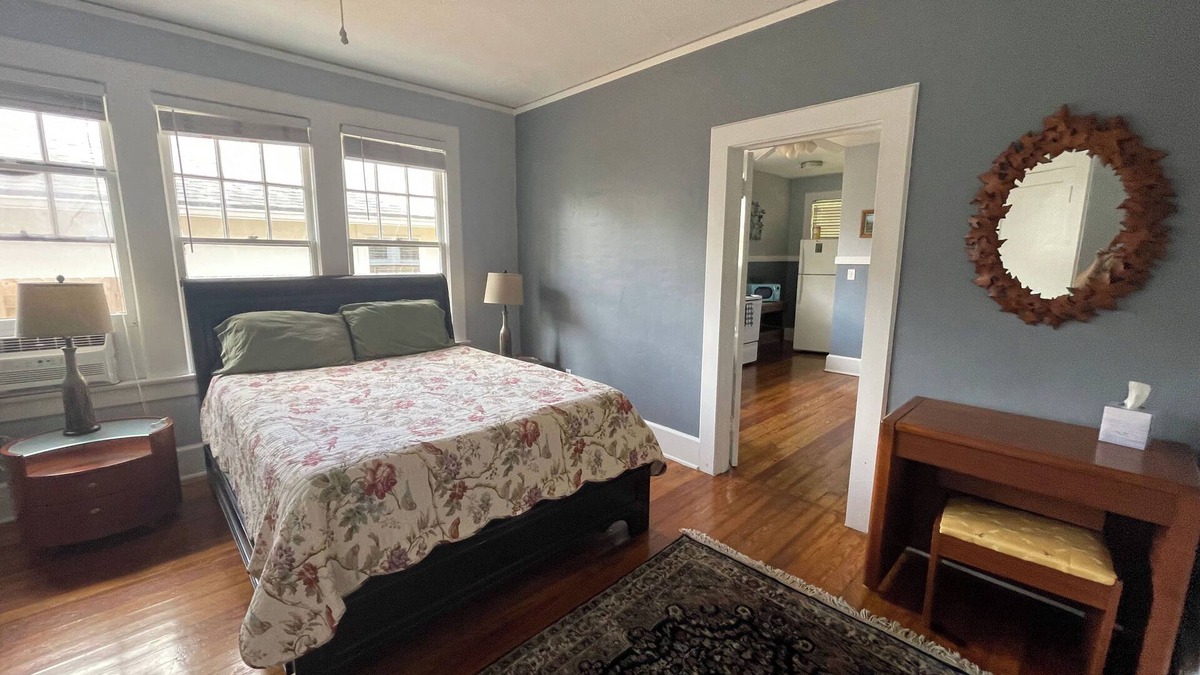 Murray Hill House | Roomy Murray Hill Couples Retreat