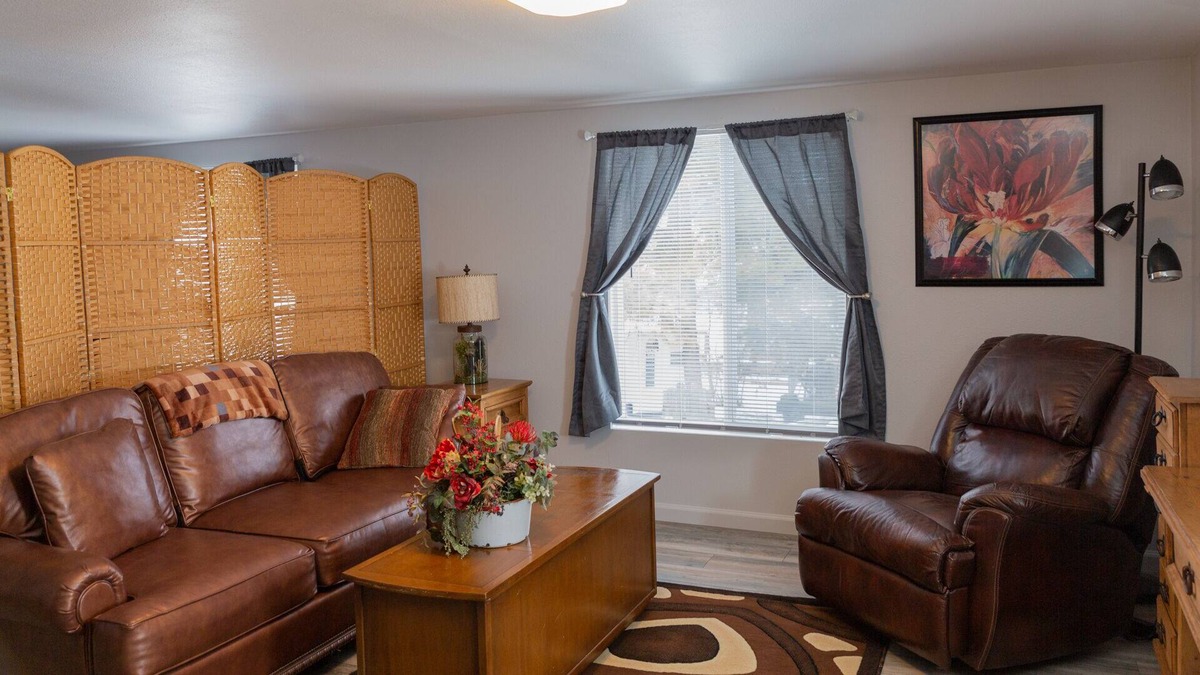 Elizabeth House | Roomy Private Cozy Loft