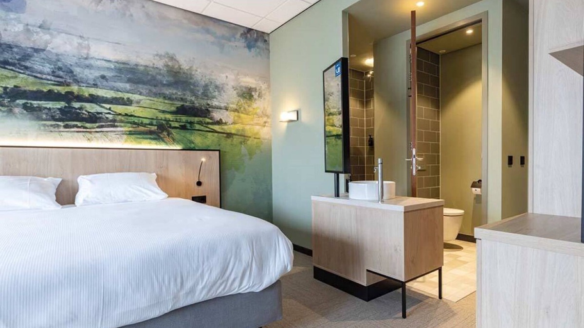 Marknesse Hotel | Roomy Retreat with Balcony Perfect for Families Seeking a Quiet Stay