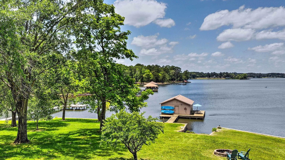 Berryville House | Roomy Texas Lake Retreat w/Private Boat Ramp