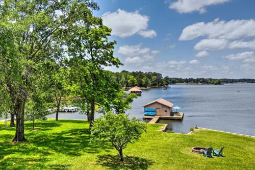 Berryville House | Roomy Texas Lake Retreat with Private Boat Ramp