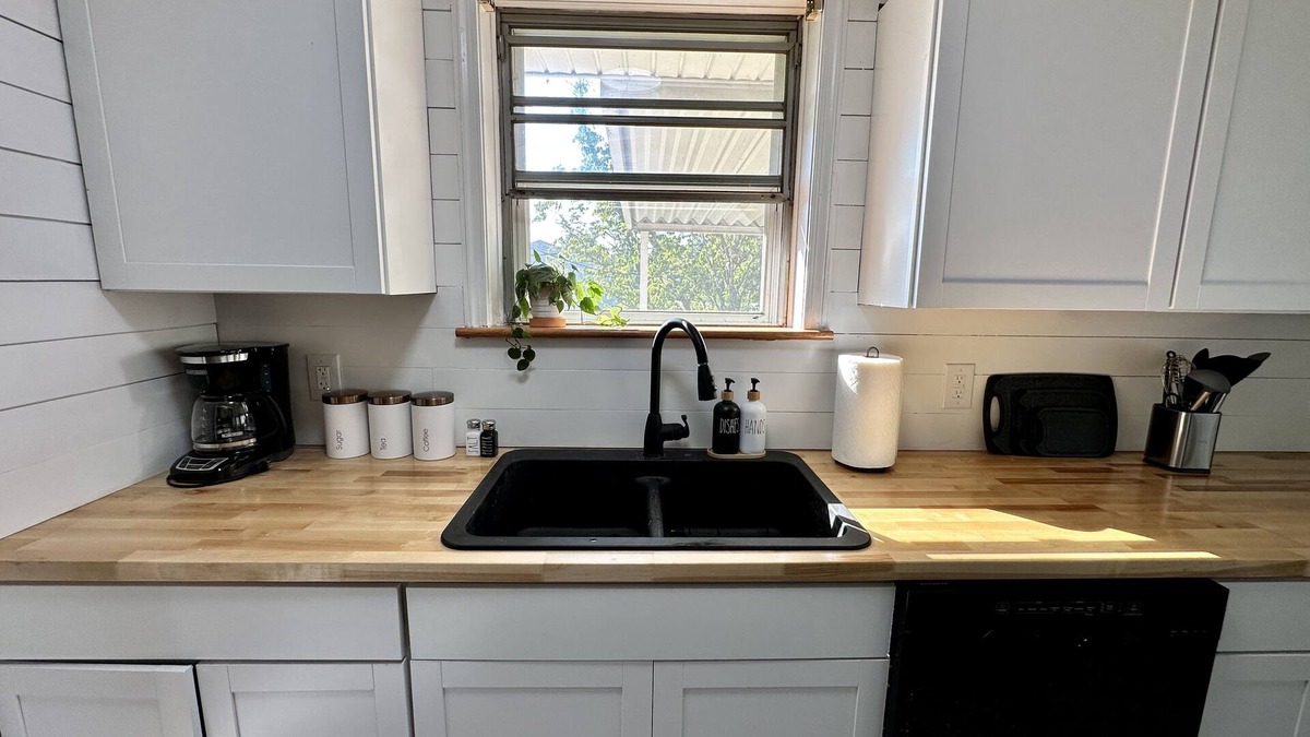 Hollins House | Roost’n Roanoke: pet friendly, fenced yard, 5-min to airport