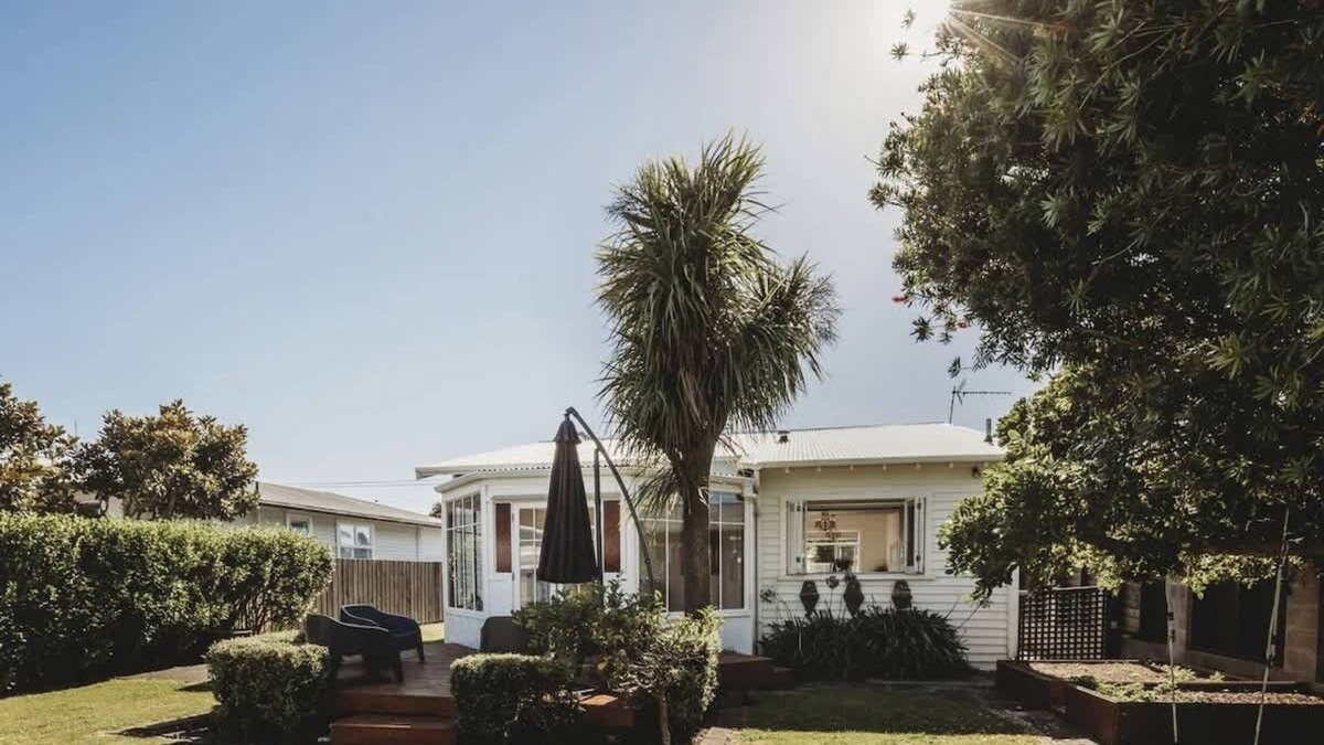 Fitzroy House | Ropiha Retreat - close to Fitzroy Beach paradise