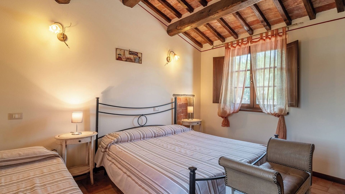 Montecarlo Apartment | 'Rosa Bianca' Room with Shared Pool, Wi-Fi and Air Conditioning