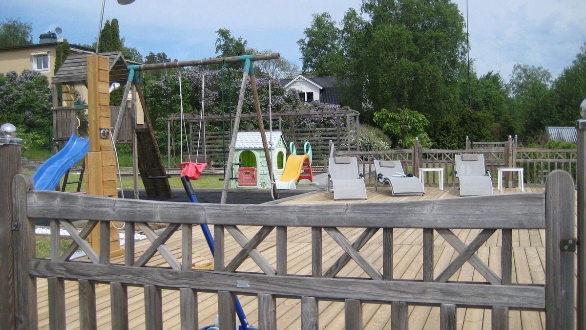 Kolmarden House | Rosa Villa with pool, jetty and playground 4 children