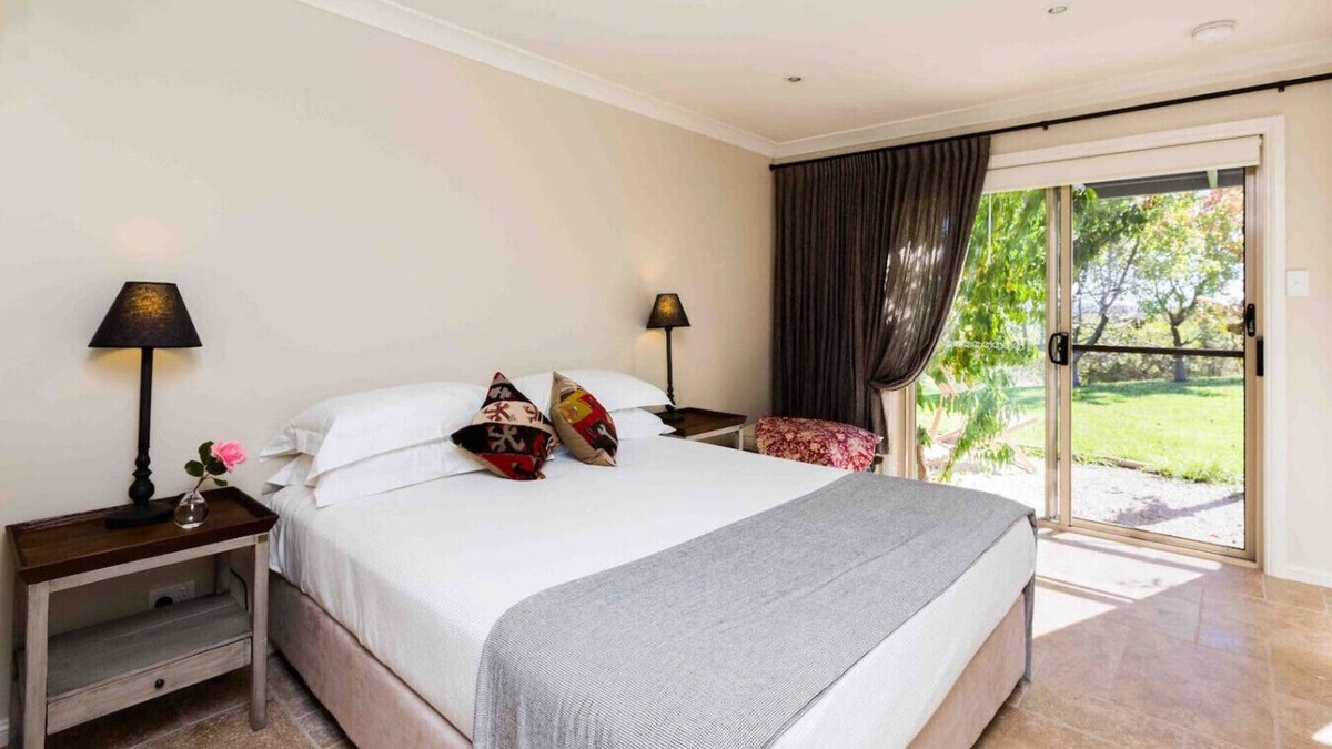 Eurunderee Apartment | Rosby Studio, one bedroom self contained apartment