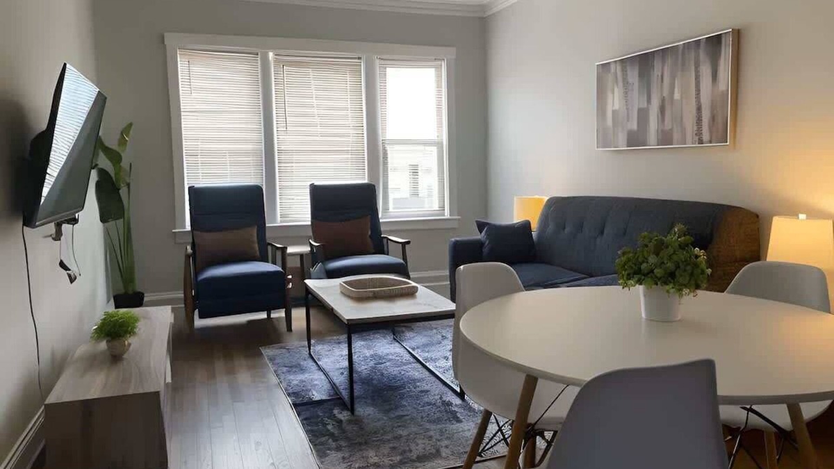 Avondale Apartment | Roscoe Retreat · Cozy 2BR in Chicago