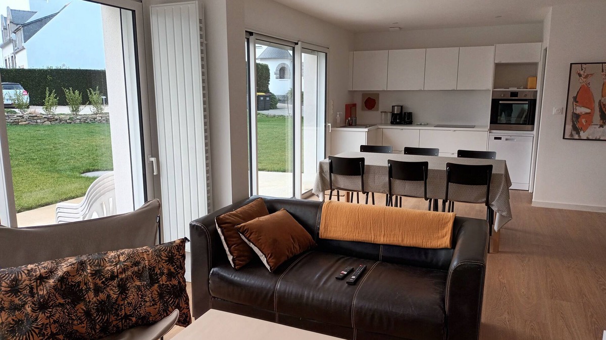 Roscoff Apartment | Roscoff, 100 meters from the beach and Thalasso, apartment with garden.