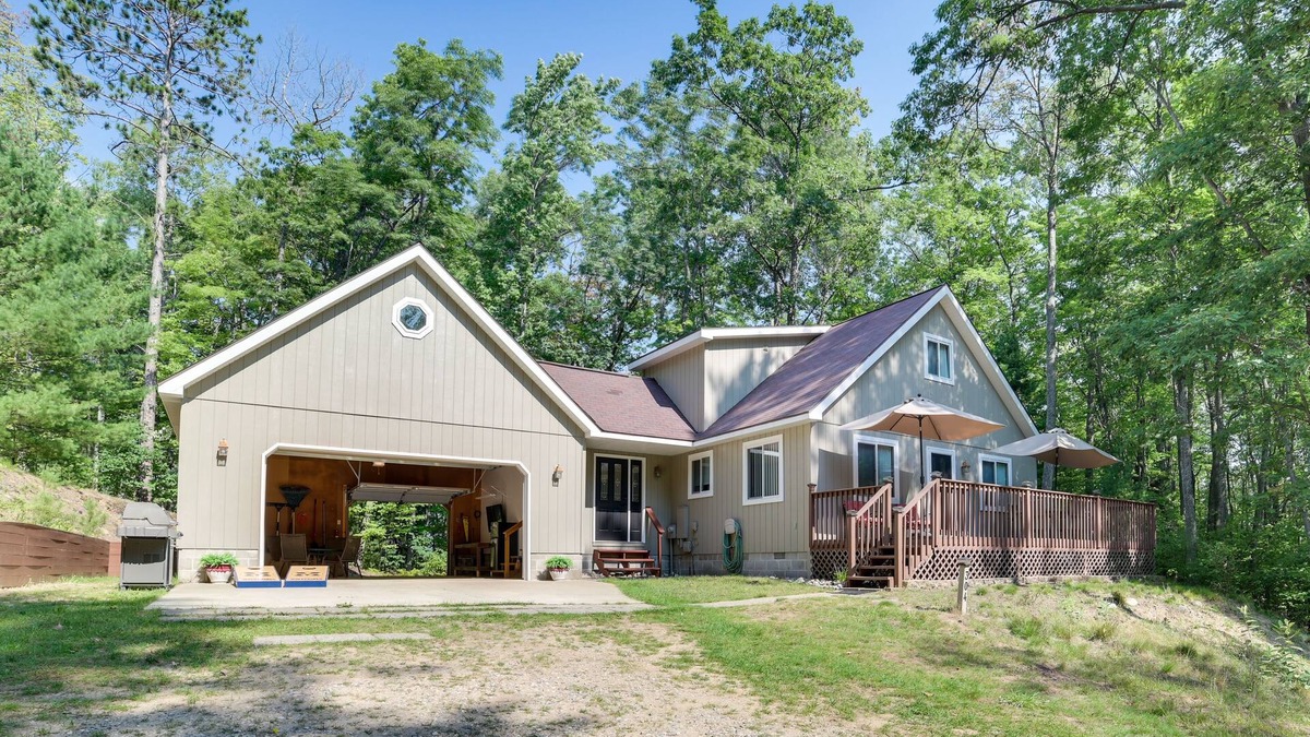 Higgins Lake Cabin | Roscommon Retreat w/Deck ~ 1 Mile to Higgins Lake