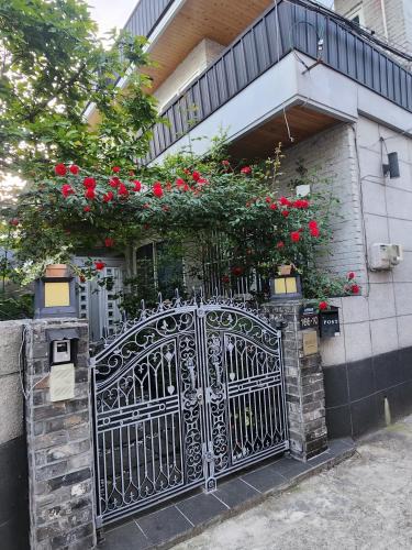 Yeonje-Gu Villa | Rose Arch