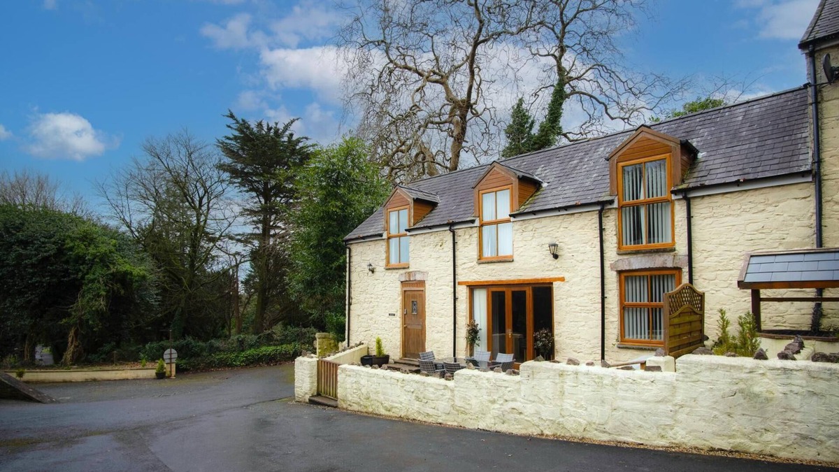 Llanddowror Cottage | Rose Coach House - 3 Bedroom Cottage - Pendine