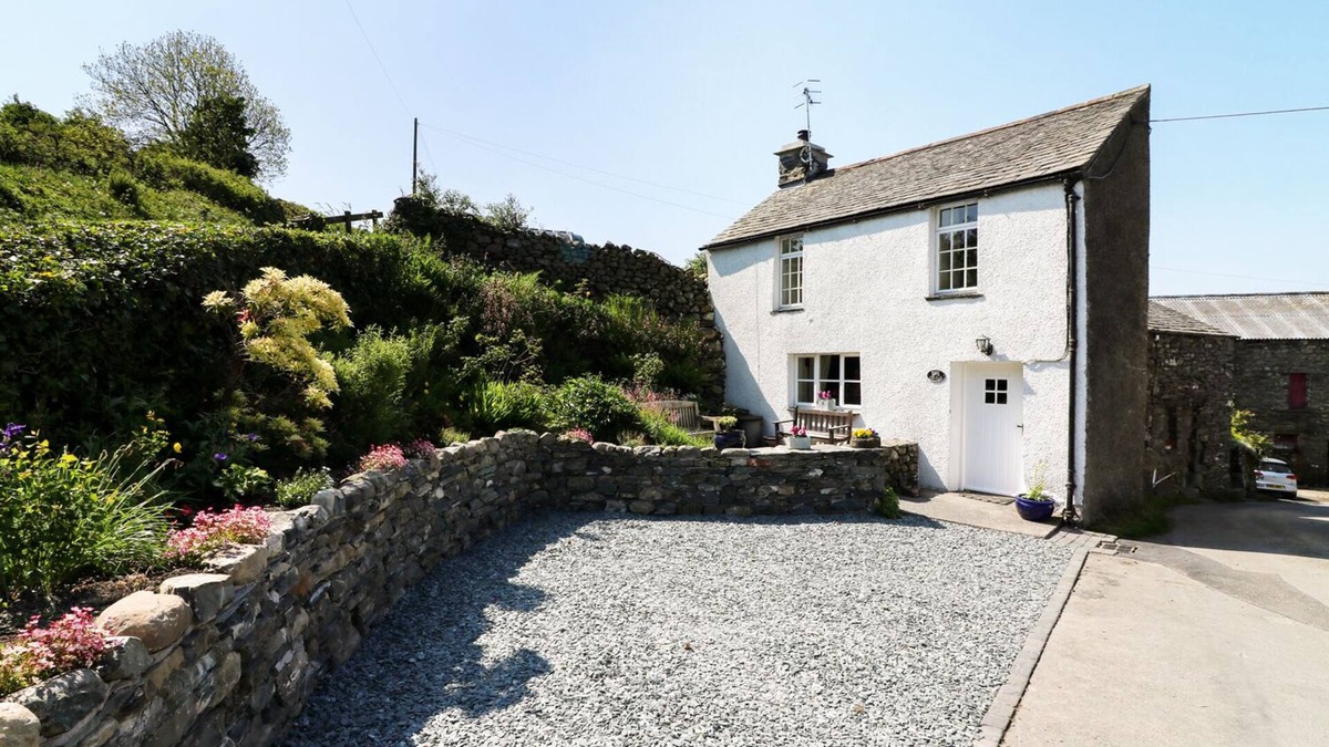 Broughton Mills Cottage | ROSE COTTAGE, pet friendly, with hot tub in Broughton-In-Furness