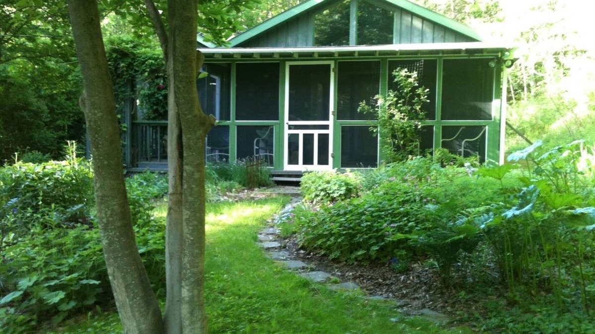 Oneonta House | Rose Cottage a Botanical Garden Retreat in the city but surrounded by nature