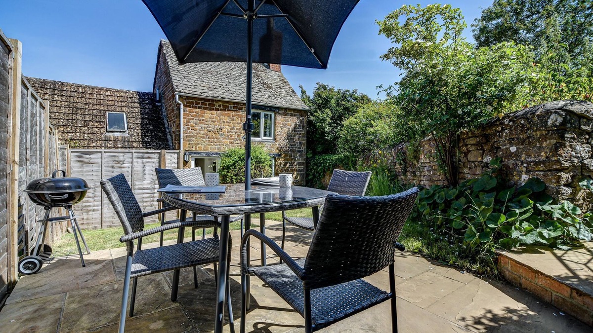 Middleton Cheney Cottage | Rose Cottage | Adderbury Holiday Let | 2 Beds & Sleeps 3