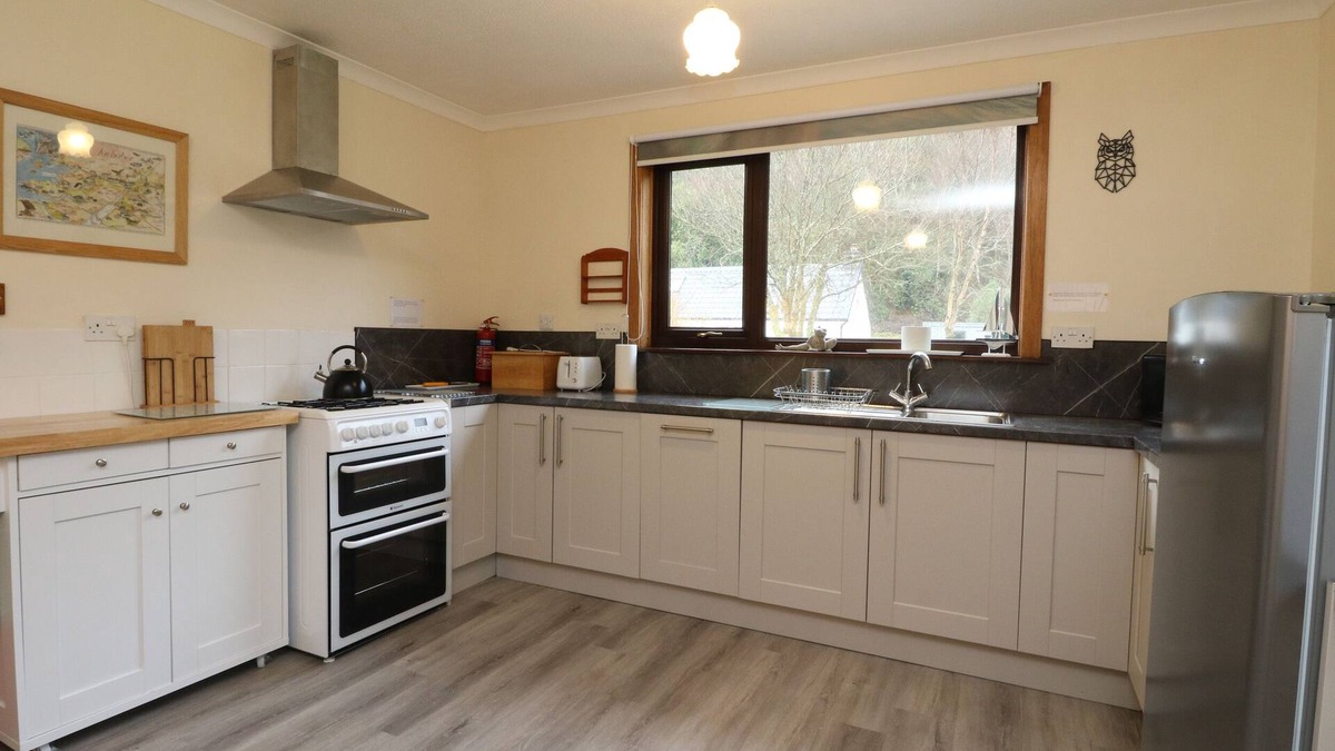Acharacle Cottage | ROSE COTTAGE, pet friendly, with a garden in Acharacle