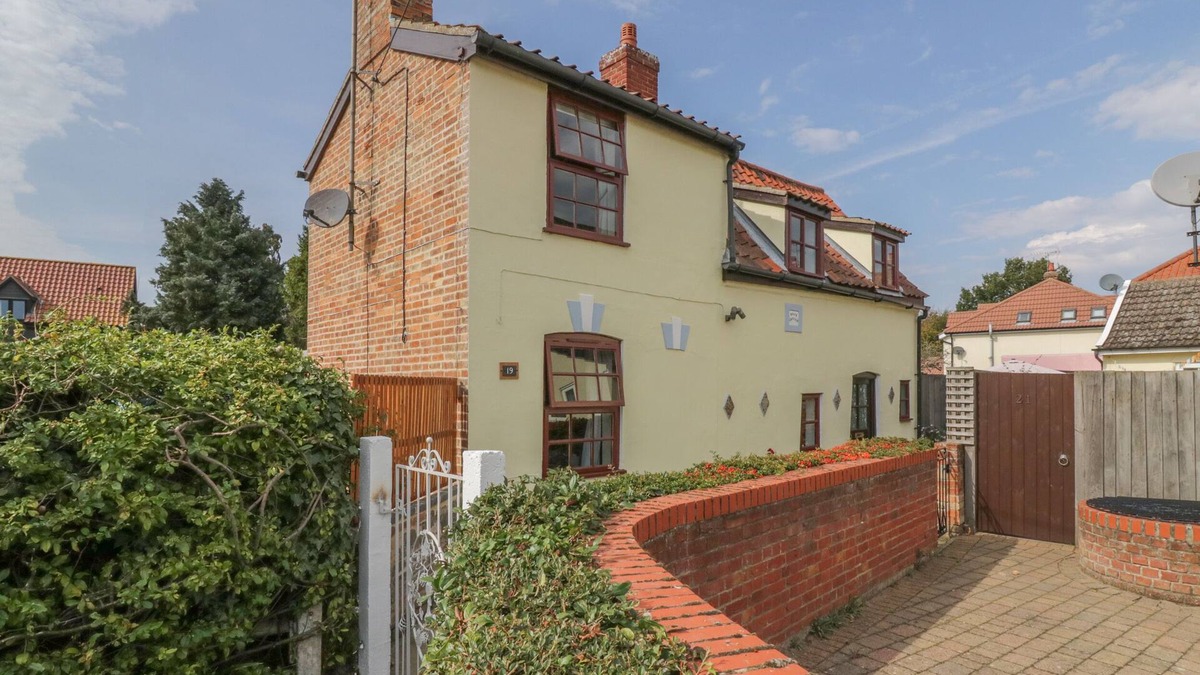 Martlesham Heath Cottage | ROSE COTTAGE, pet friendly, with a garden in Felixstowe, Suffolk