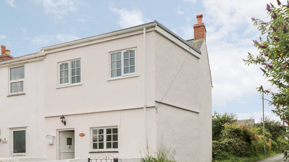 Illogan Cottage | ROSE COTTAGE, pet friendly, with a garden in Illogan