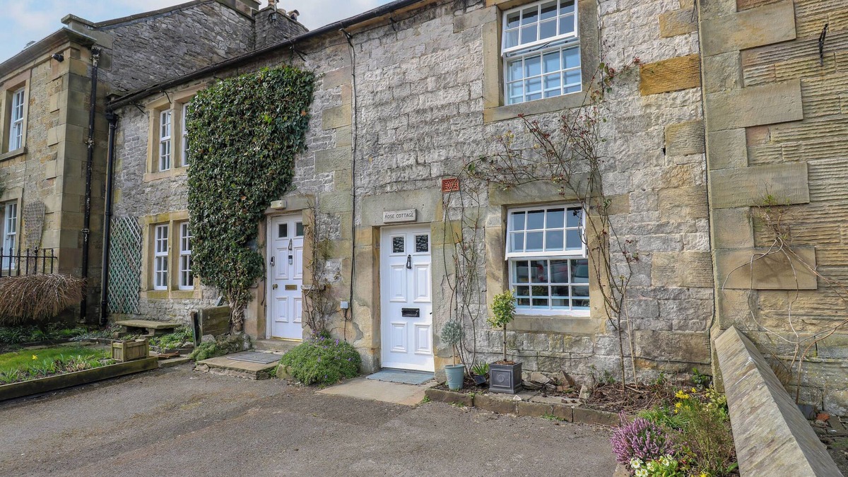 Hartington Cottage | ROSE COTTAGE, pet friendly, character holiday cottage in Hartington