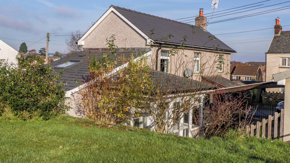 Lydney Cottage | ROSE COTTAGE, pet friendly, with open fire in Bream