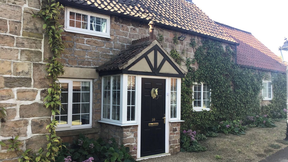 Skegby Cottage | ROSE COTTAGE, romantic, with hot tub in Kirkby-In-Ashfield
