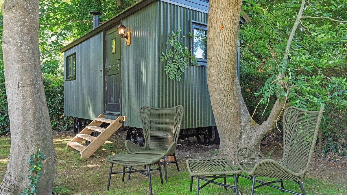 Chipstead Apartment | Rose Hut Hideaway - UK50233