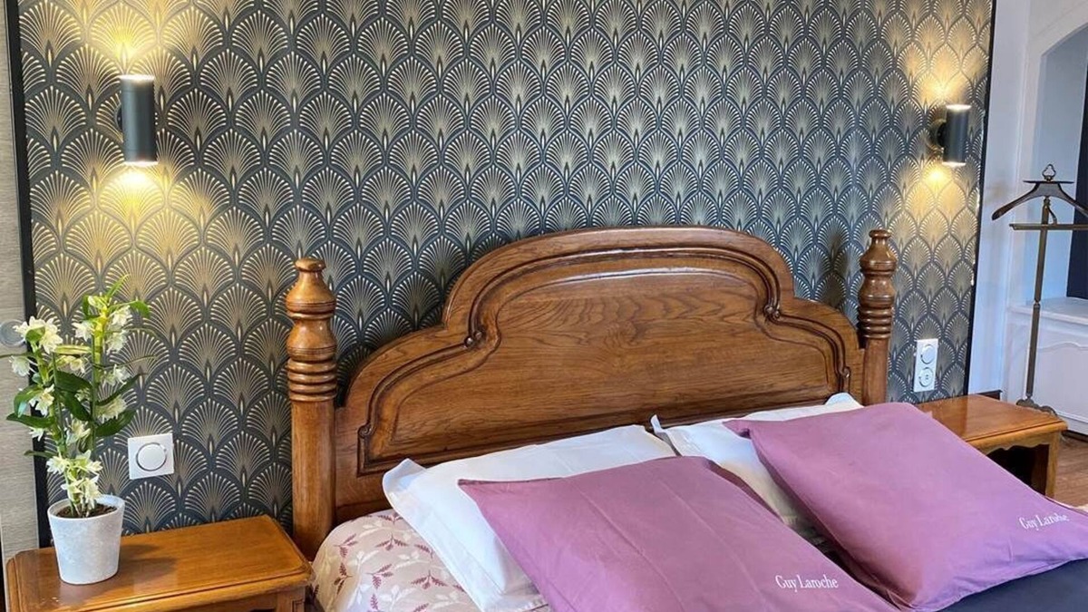 Saint Didier de la Tour Apartment | Rose Room