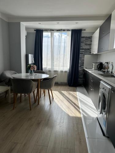 g.k. Strelbishte Apartment | Rose's apt - NEWLY REFURBISHED, South park, Free Parking, Mountain View, self check-in, close to metro, stores, family-friendly