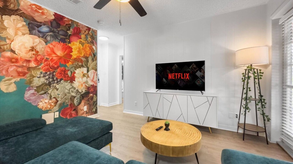 West Campus Apartment | Rose Suite - Sleeps 6!| Great for ACL, F1, and UT!