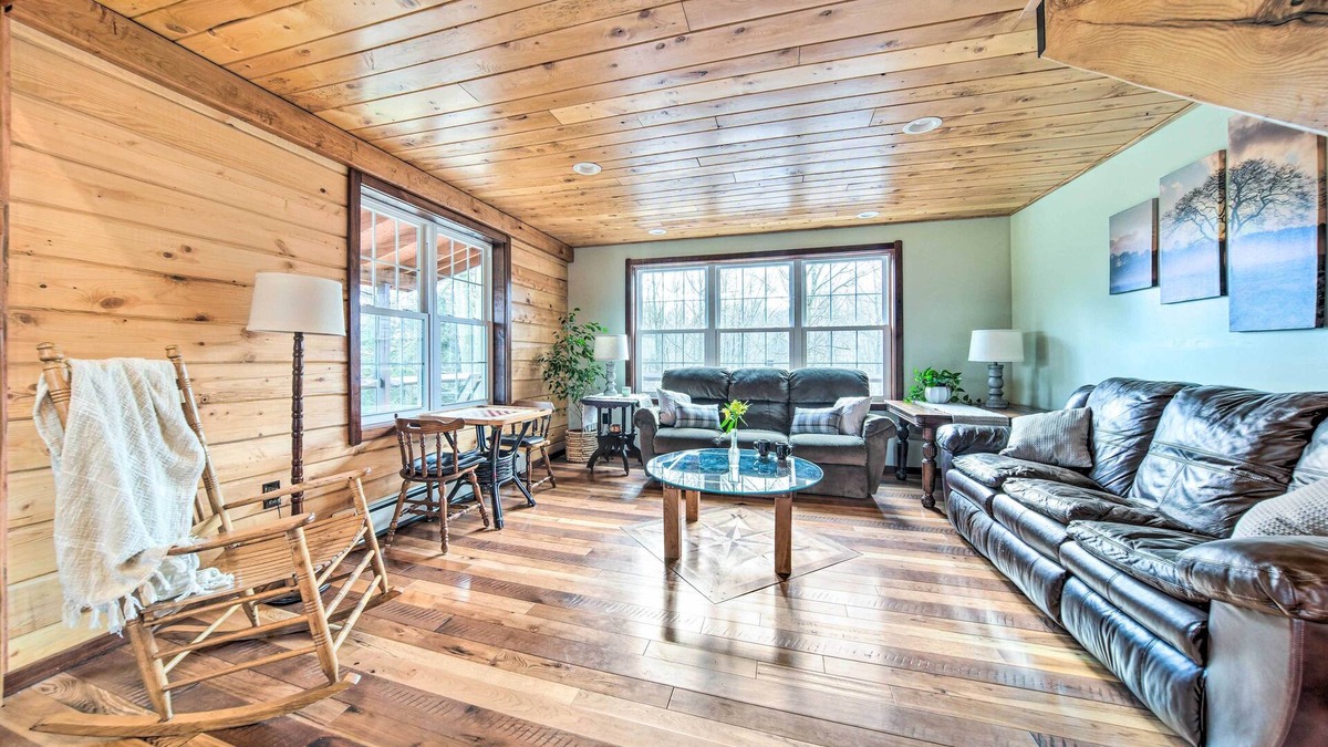 Spartansburg House | 'Rose Valley House': Yard, Deck + Game Room!