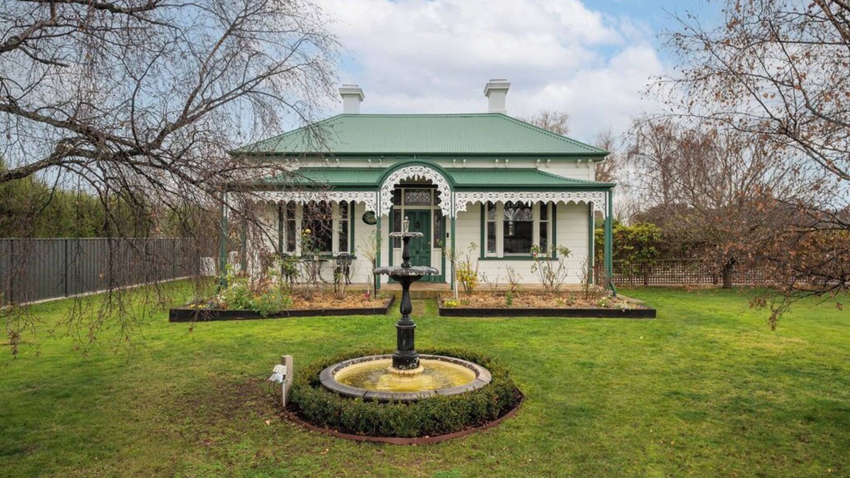East Devonport House | Rose Villa Heritage Home with Parking & WiFi
