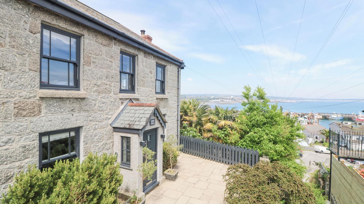 Newlyn House | ROSE VILLA, pet friendly, country holiday cottage in Newlyn