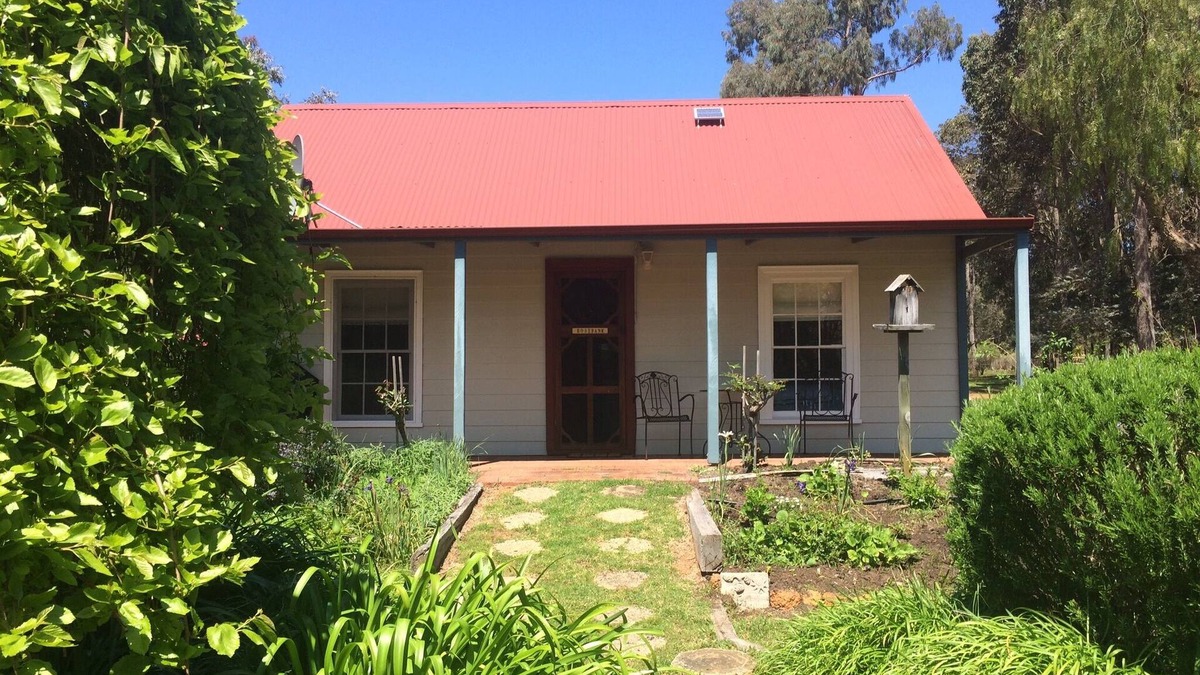 Pemberton Cottage | Rosebank Cottage. Picture perfect country cottage, set in beautiful gardens.