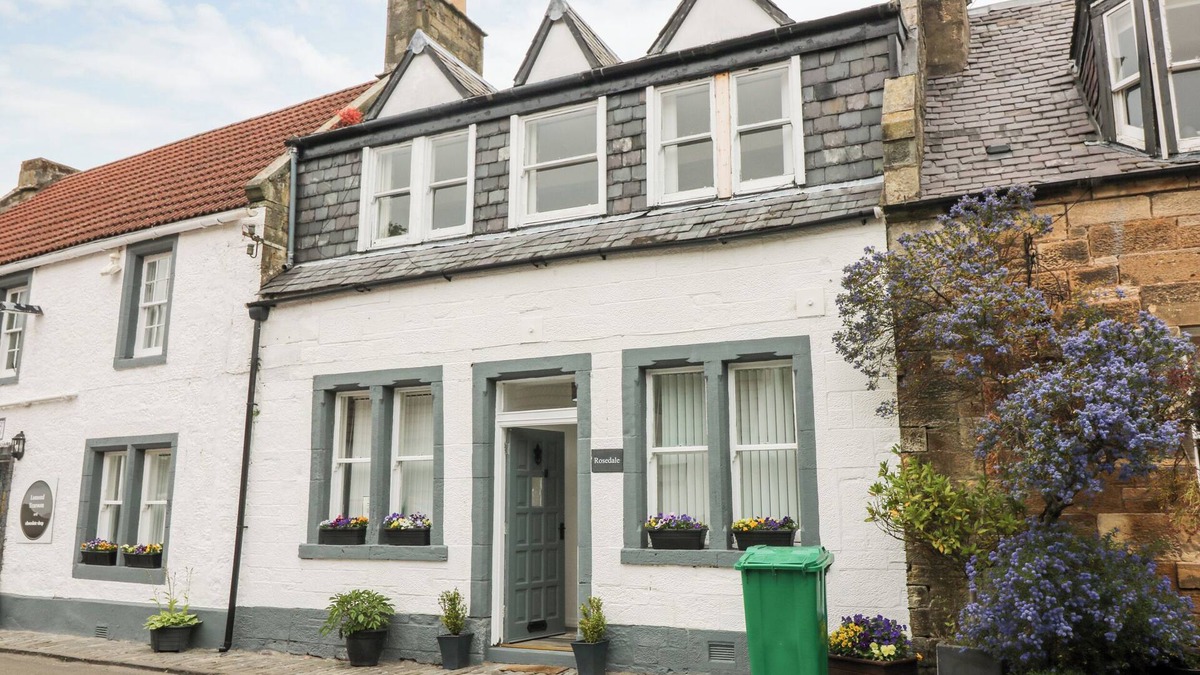 Falkland Cottage | ROSEDALE, family friendly, with hot tub in Falkland
