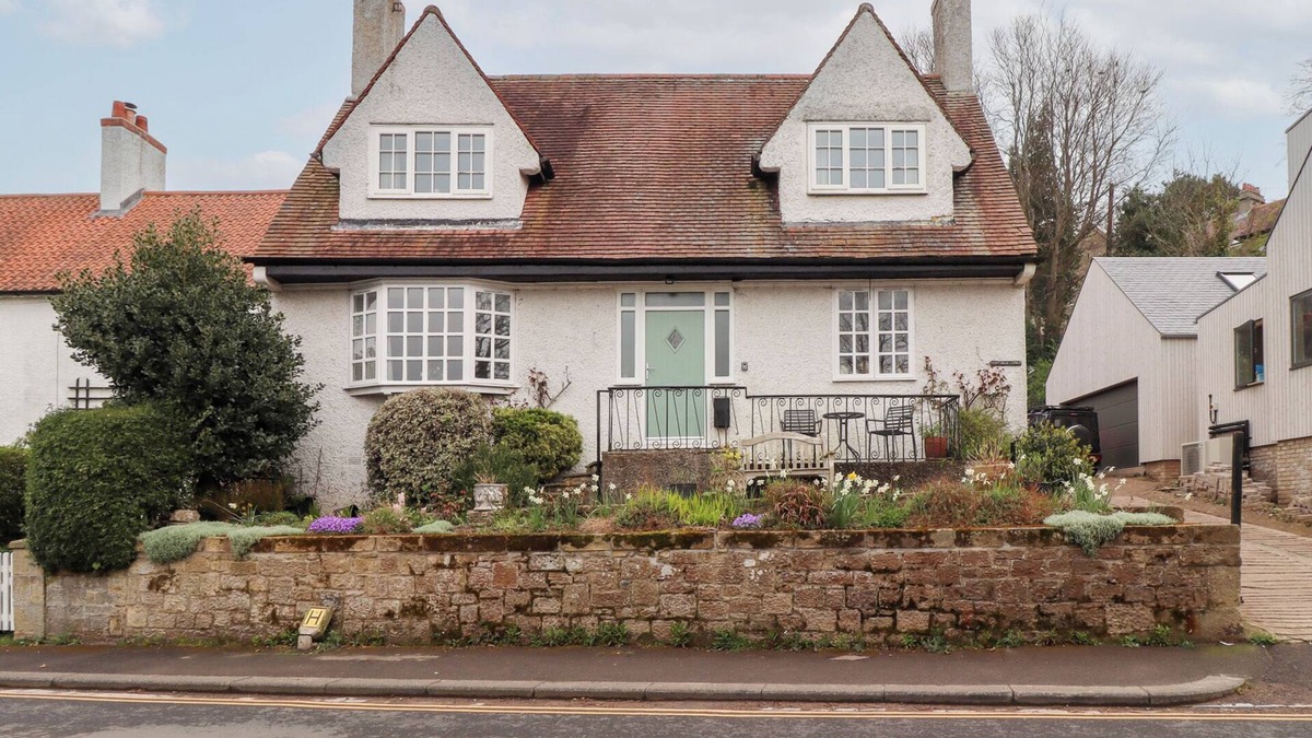 Alnmouth Cottage | ROSEDALE LODGE, pet friendly, country holiday cottage in Alnmouth