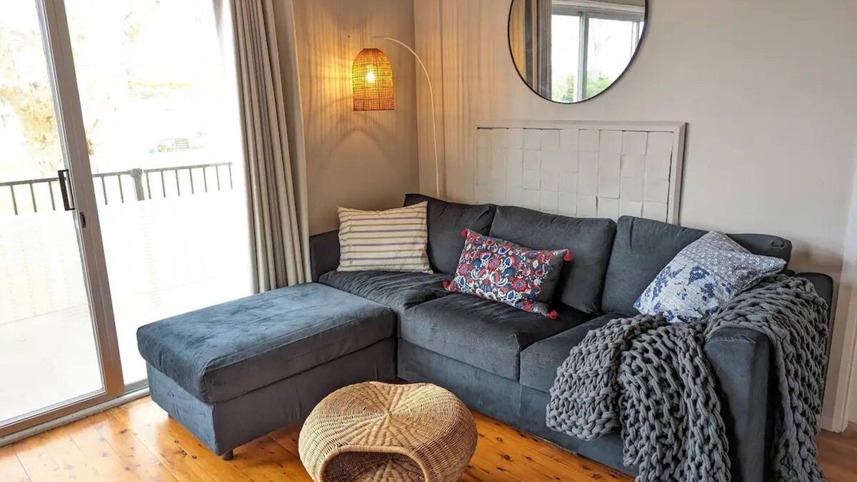 Erowal Bay House | Rosella - Bay & Bush Retreat - 5 mins to Hyams Beach, Jervis Bay, pet-friendly