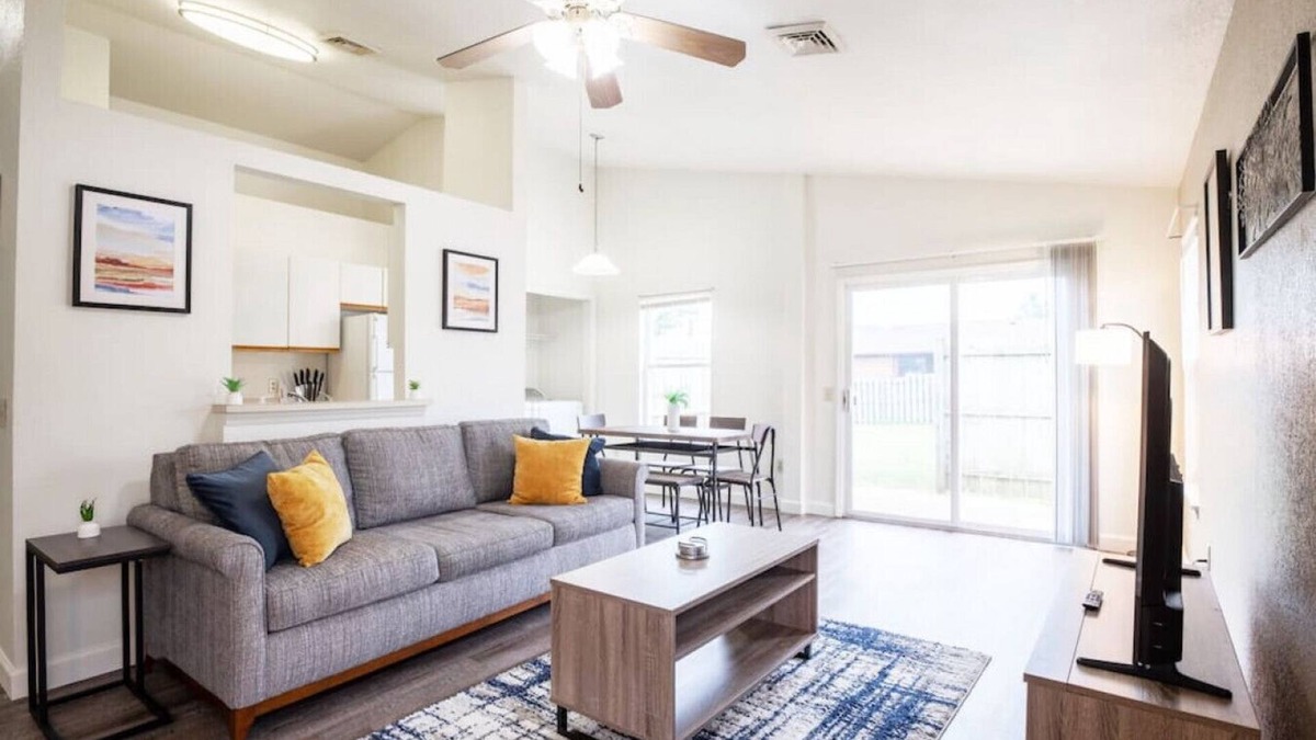 Pekin House | ROSEMARY - Comfy 3 BD in Pekin w/KING bed