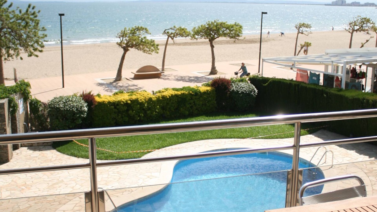 Santa Margarida Apartment | ROSES, FRONTLINE, perfect for families POOL + WIFI + PARKING + TV