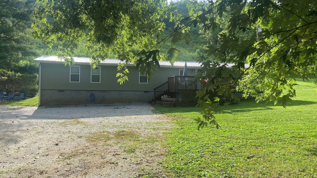 Big Creek Cottage | Rosey's Retreat Charming 2-bedroom Country Cottage in LaFollette, Tennessee WiFi