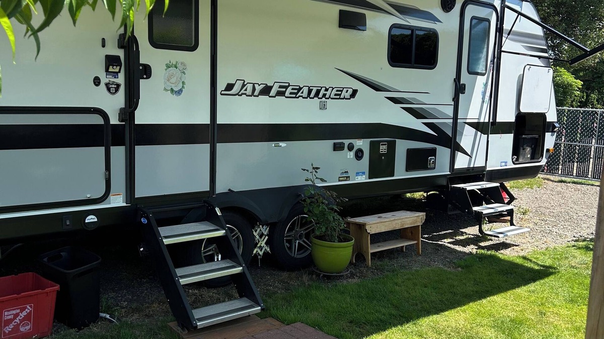 Canby House | Rosie Lea the RV nBackyard coziness close to downtown CanbynPet friendly