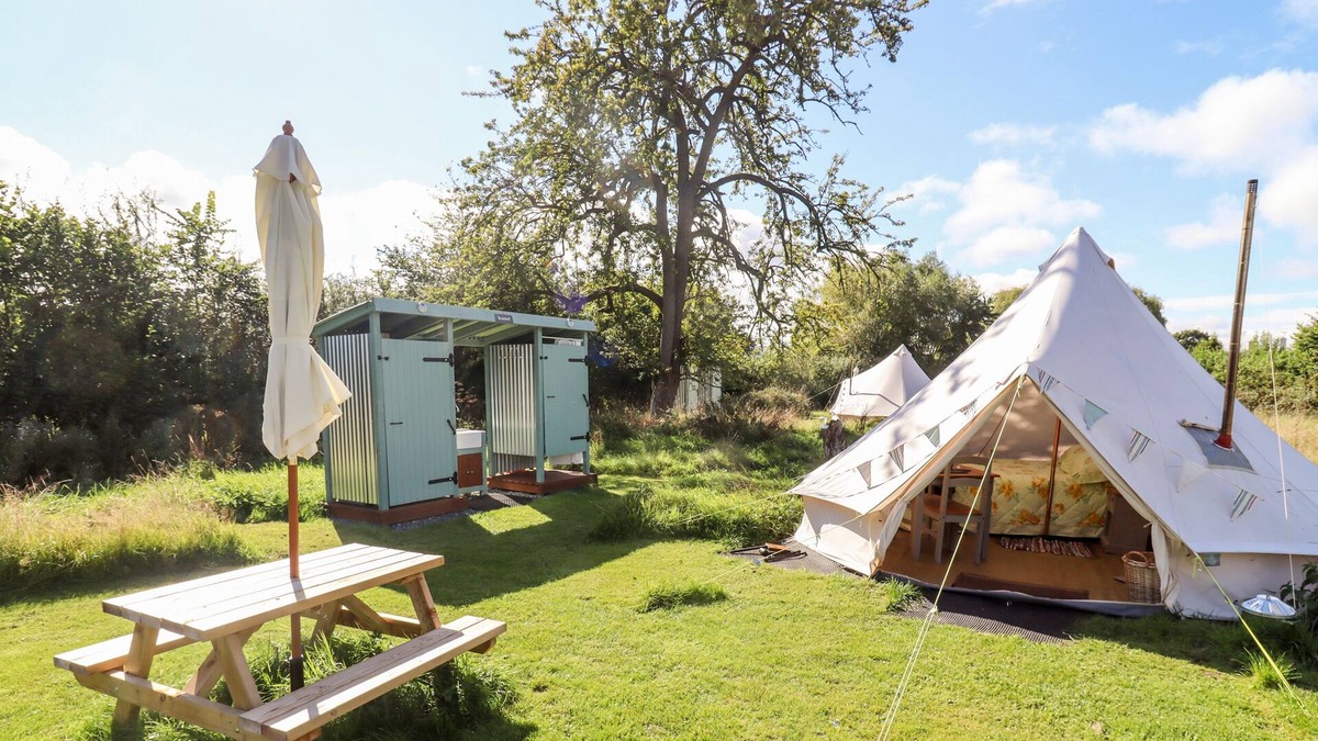 Westbrook Court Cottage | ROSIEBELL, romantic, with open fire in Weobley