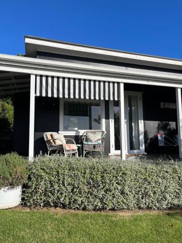 Stanmore Bay House | Rosies cottage hideaway in Stanmore Bay with lovely seaview